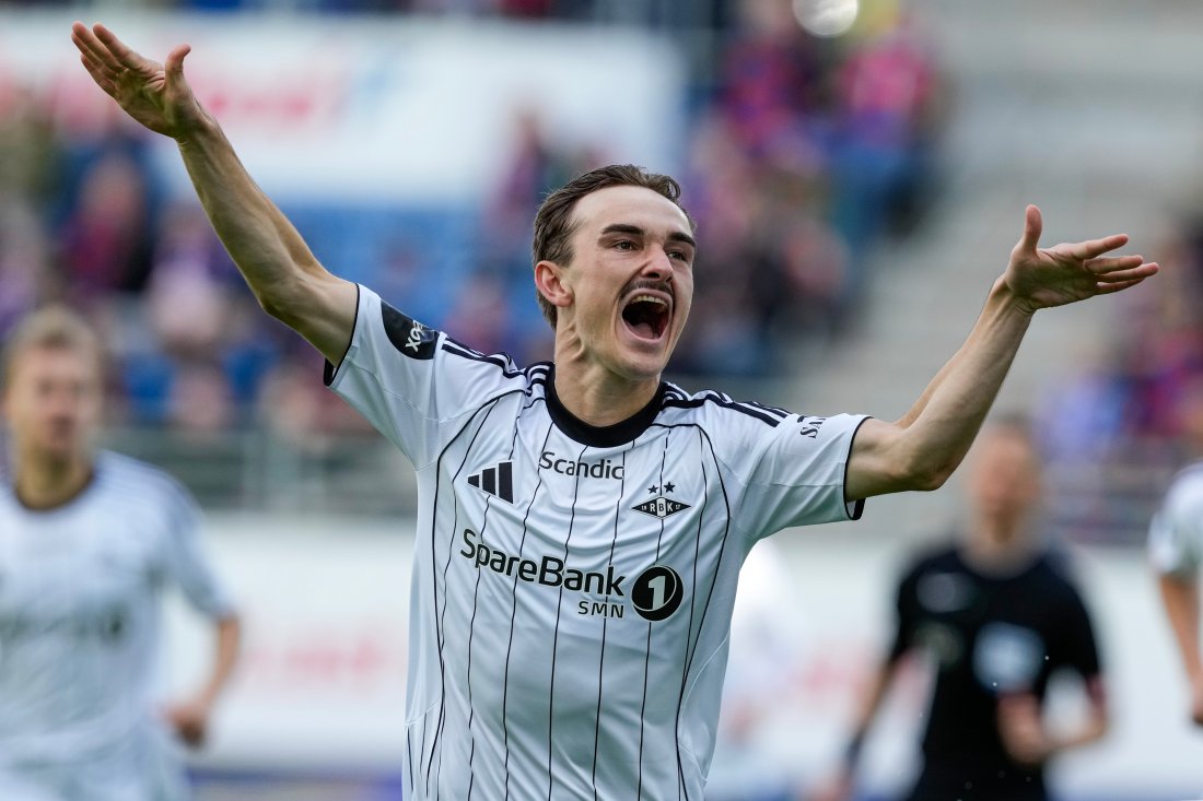 Broholm sender RBK opp i 0-1 på Intility etter bare et drøyt minutt.<br />Foto: Terje Bendiksby / NTB