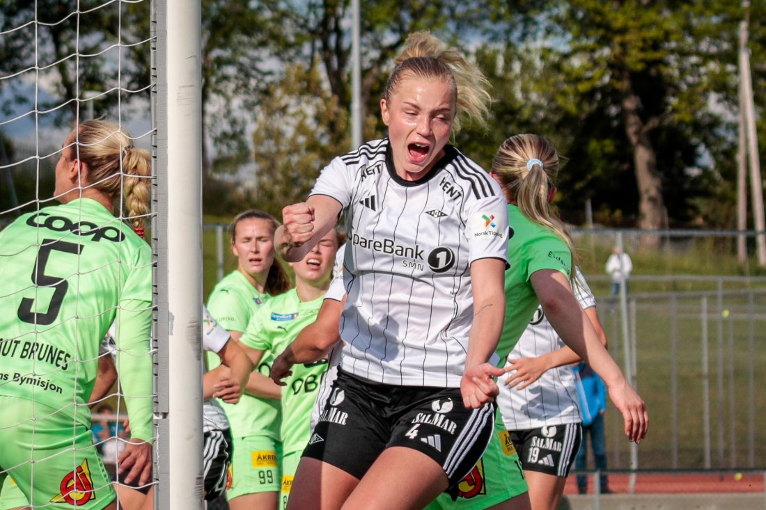 Synne Aunehaugen setter inn 1–0.